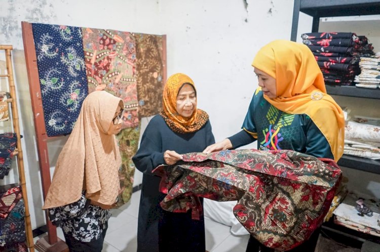 Gubernur Khofifah Kunjungi Batik Legendaris di Sidoarjo
