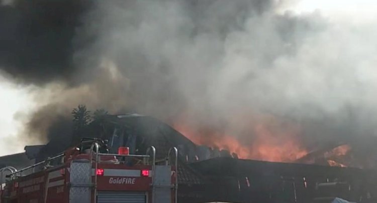 Pabrik Kayu Terbakar, 4 Mobil Pemadam Dikerahkan