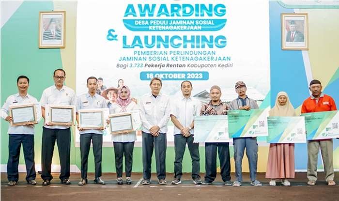 Pemkab Kediri - BPJS Ketenagakerjaan Serahkan Penghargaan Desa Peduli Jaminan Sosial Ketenagakerjaan