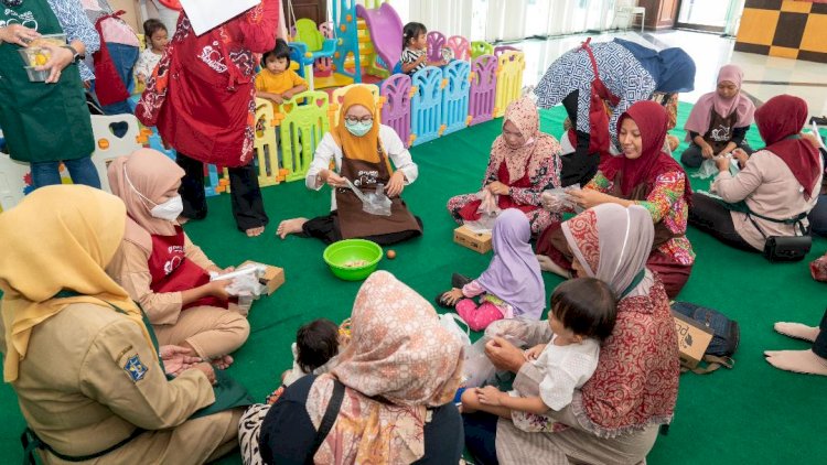TPS Ajak Para Ibu di Krembangan Rayakan Hari Ibu 2023