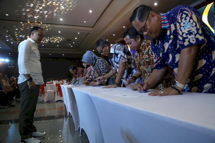 Pejabat Pemkot Surabaya Teken Kontrak Kinerja