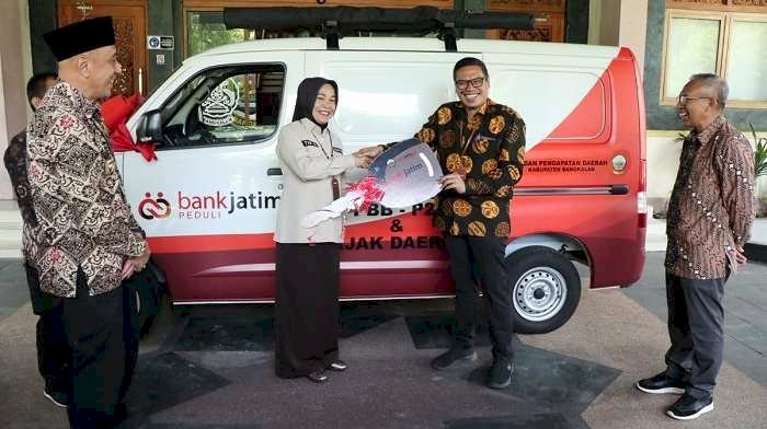 Bank Jatim Salurkan CSR ke Bangkalan dan Pasuruan, Berupa 1 Unit Mobil dan Rehabilitasi Satdion Pogar