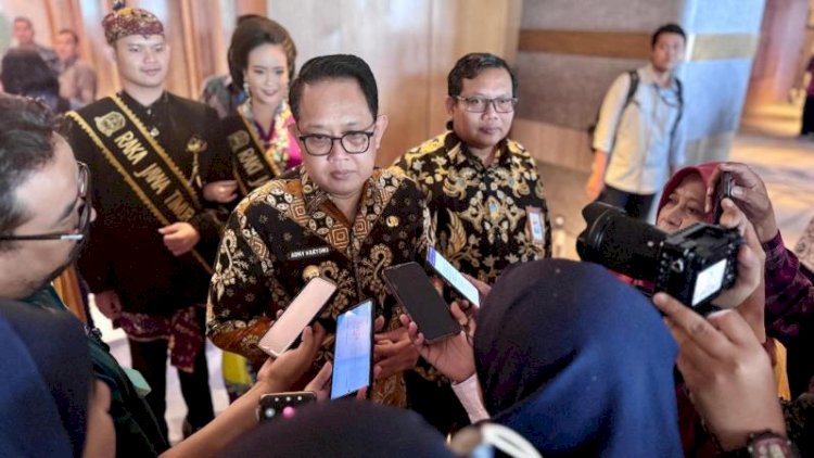 Pj Gubernur Serahkan Santunan 75 Petugas Pemilu di Jatim