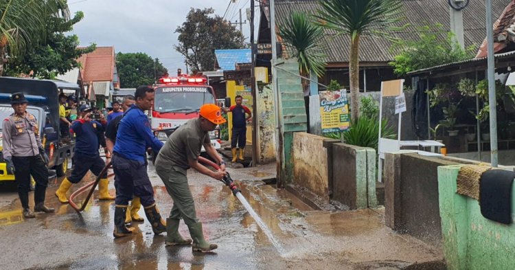 Meski Puasa, Pj Bupati Ugas Turun Ke Lumpur Bekas Banjir Dringu