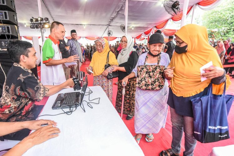 Baznas Surabaya Salurkan ZIS untuk Ribuan Keluarga Miskin