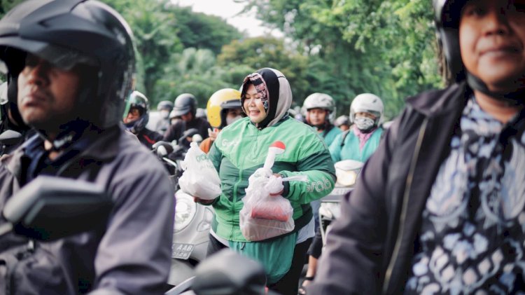 Ratusan Mitra Grab di Surabaya Bagi Takjil Gratis