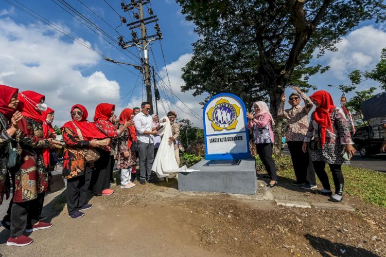 Tugu Lansia, Bentuk Penghormatan bagi Warga Lanjut Usia