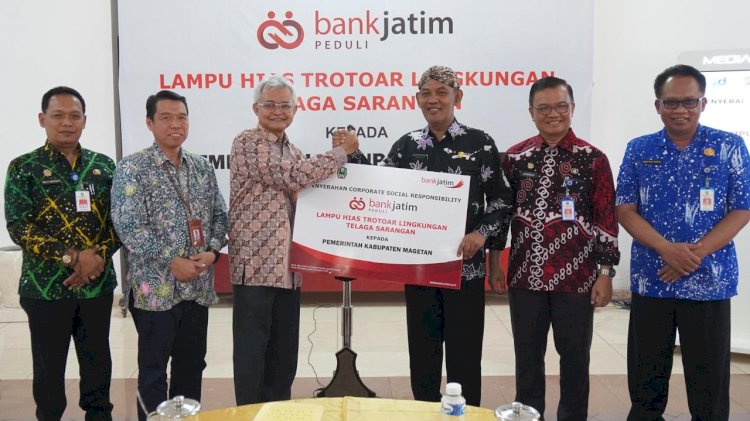 Bank Jatim Beri 30 Lampu Hias ke Pemkab Magetan dan Beasiswa ke Mahasiswa UWK