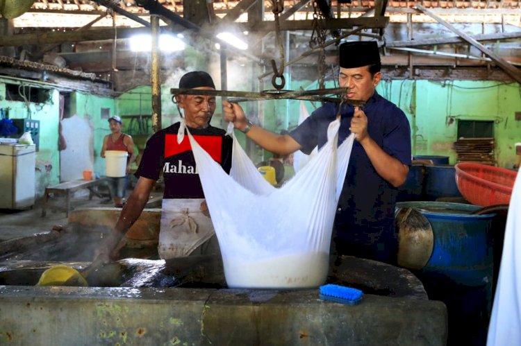 Pj Wali Kota Kunjungi Pabrik Tahu 