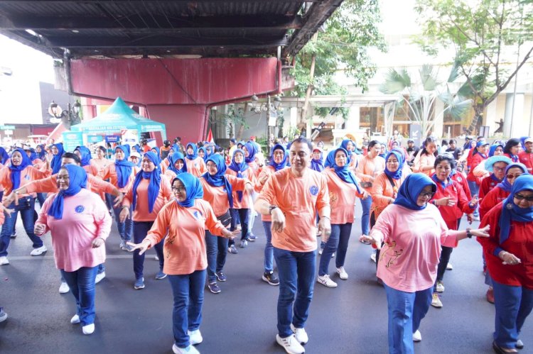 Ratusan Peserta Line Dance Bareng Nang Tunjungan