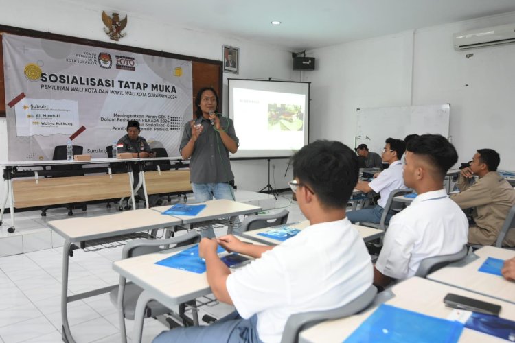 KPU Surabaya-Pewarta Foto Bangkitkan Kesadaran Politik dalam Sosialisasi Pemilu di SMA Wijaya Putra