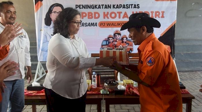 Terus Layani Masyarakat Sepenuh Hati,  Pj Zanariah Beri Motivasi Pegawai BPBD Kota Kediri