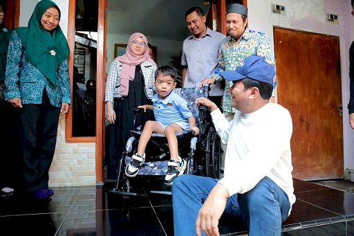 Peduli Kaum Disabilitas, Pj Nurkholis Bantu Kursi Roda
