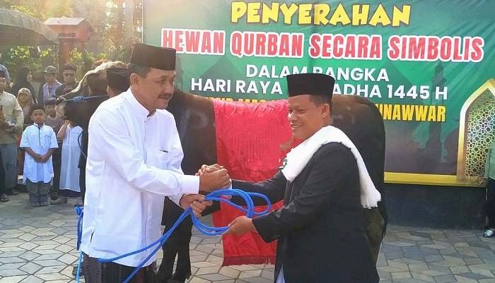 Ketua DPRD Tulungagung Serahkan Sapi Kurban di Masjid Al-Munawar, Marsono: Mudah-mudahan Masyarakat Menerima Manfaat