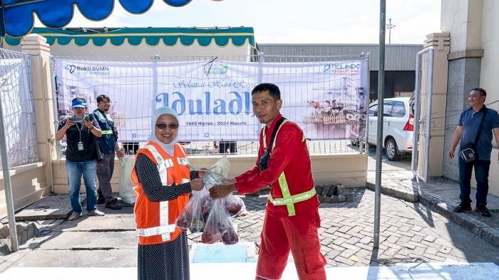 TPS Bagikan Daging Kurban untuk Mitra