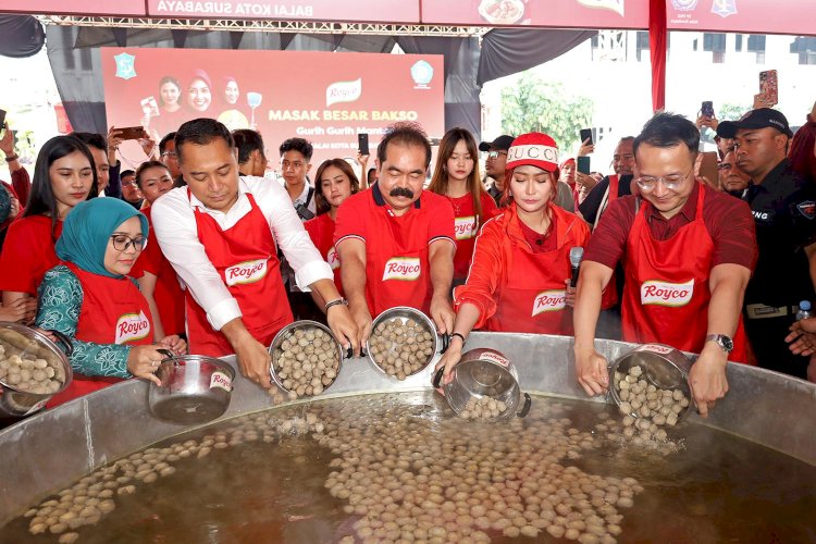 Inul Daratista Masak Besar 1500 Porsi Bakso