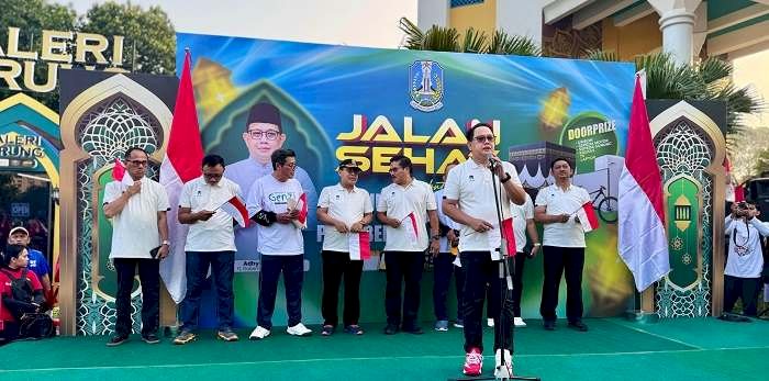 Sambut Tahun Baru Islam,  Pj Gubernur Jatim Jalan Sehat Bersama Puluhan Ribu Masyarakat dan Pecahkan Rekor MURI