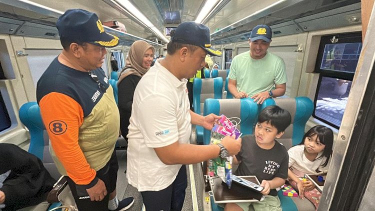 Back to School, KAI Bagi Souvenir kepada Anak-Anak