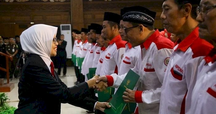 Bupati Blitar Rini Syarifah Serahkan 1.724 Surat Pengukuhan Anggota BPD