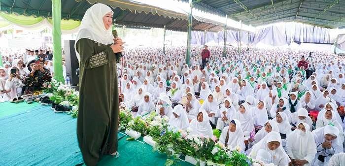 Tausiah di Hadapan 12.000 Jemaah Ikatan Haji Muslimat NU Bojonegoro, Khofifah Ajak Tak Berhenti Cari Ilmu