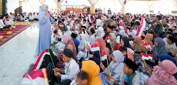 Hadiri Santunan  Rangkaian Konferwil NU XVIII,  Khofifah Motivasi Anak Yatim Bercita-cita Tinggi   