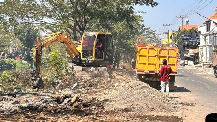 Bikin Macet, Pasar Loak Kali Tebu Dibersihkan