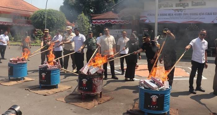 11 Juta Batang Rokok Ilegal dan Miras Rp 14,5 M  Dimusnahkan, Bupati dan Pj Wali Kota Mojokerto Deklarasikan Perangi  Peredaran Rokok Ilegal