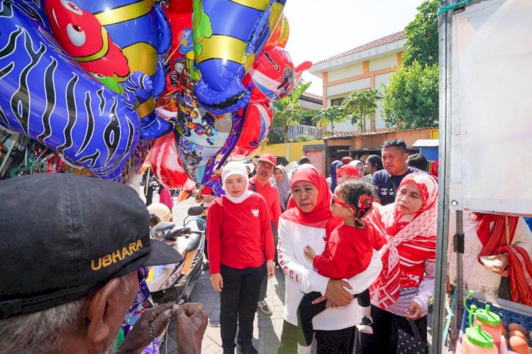 Ajak Cucu, Khofifah Semarakkan HUT RI di Kampung Jemur Wonosari