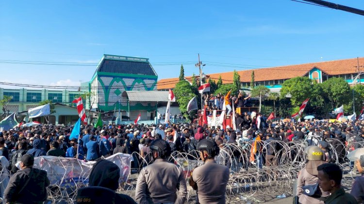 Demo di DPRD Jatim, Massa Lempari Polisi dengan Botol Mineral