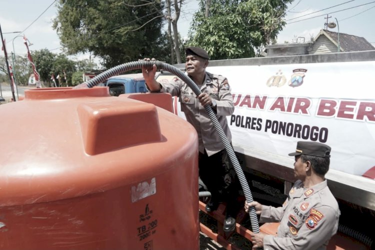 Peduli, Aparat Kepolisian beri bantuan Air Bersih ditengah kekeringan