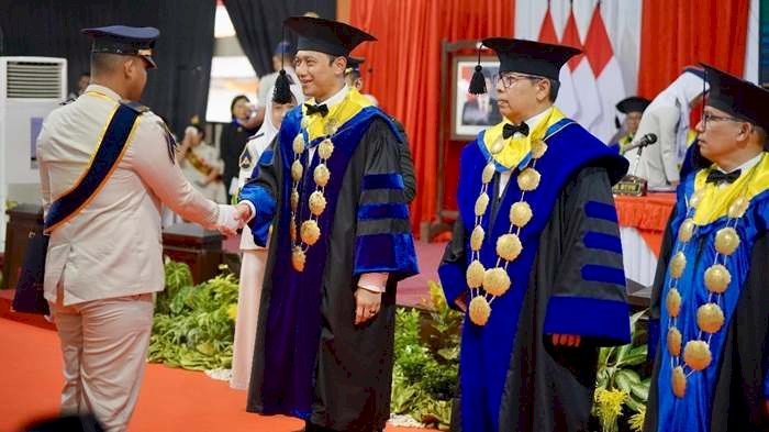 Wisuda 702 Taruna Sekolah Tinggi Pertanahan Nasional, Menteri AHY: Jangan Pernah Berhenti BelajarWisuda 702 Taruna Sekolah Tinggi Pertanahan Nasional, Menteri AHY: Jangan Pernah Berhenti Belajar