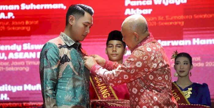 Bupati Lindra Terima Anugerah Tanda Jasa Bakti Koperasi dan UKM dari Menteri Teten Masduki