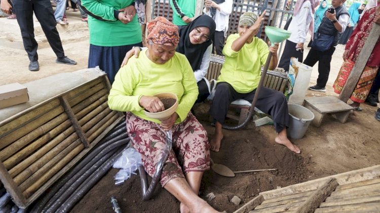 Bupati Ipuk Kagumi Gotong Royong Warga Desa Berdayakan Lansia