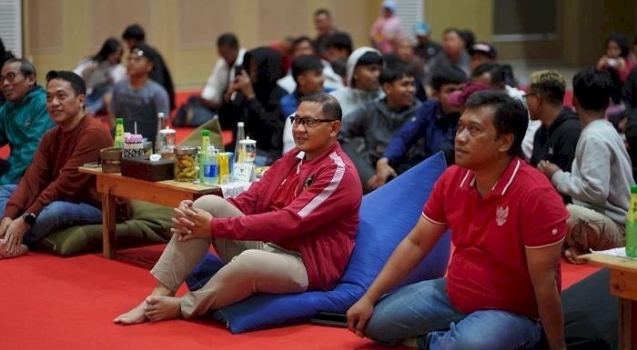 Bersama Anak Yatim Piatu dan Masyarakat ,  Pj Wali Kota Batu Nobar Laga Timnas Indonesia