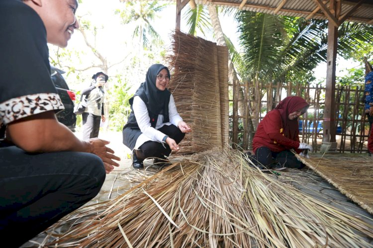 Anyaman Atap Ilalang di Desa Banyuwangi, Dapat Berkah saat Pariwisata Menggeliat