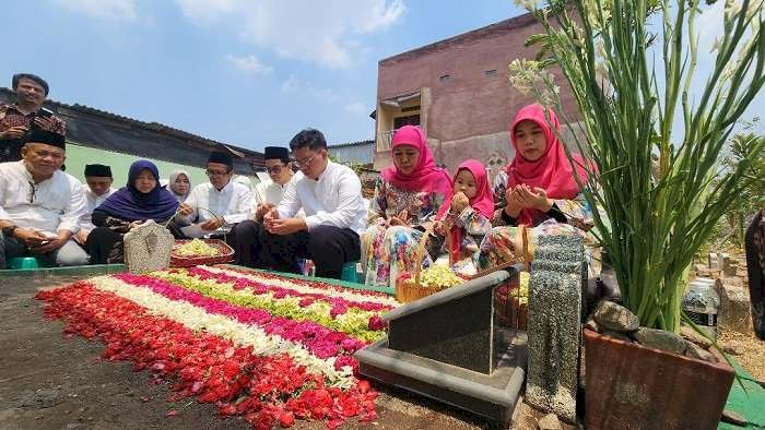 Segera Nikahkan Putra Ketiganya, Khofifah Ziarah Makam dan Gelar Yatiman