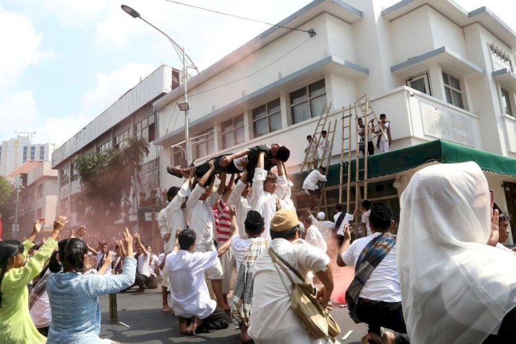 Teatrikal Perobekan Bendera Edukasi untuk Generasi Muda