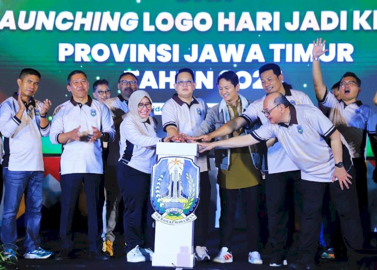 Pj. Gubernur Jatim Serahkan Hadiah Sayembara Logo