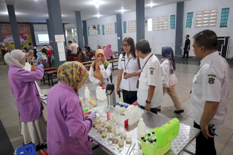 BPOM Surabaya Uji Sampling dan Pembinaan Pedagang SWK