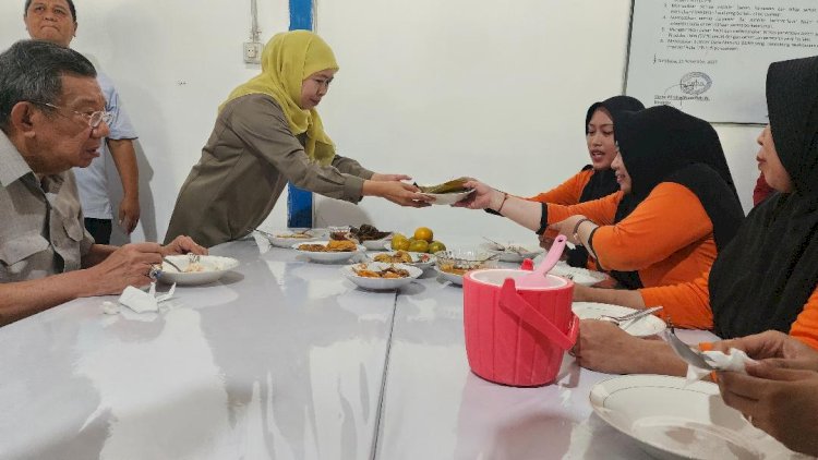 Khofifah Makan Siang Bersama Karyawan PT Kedawung