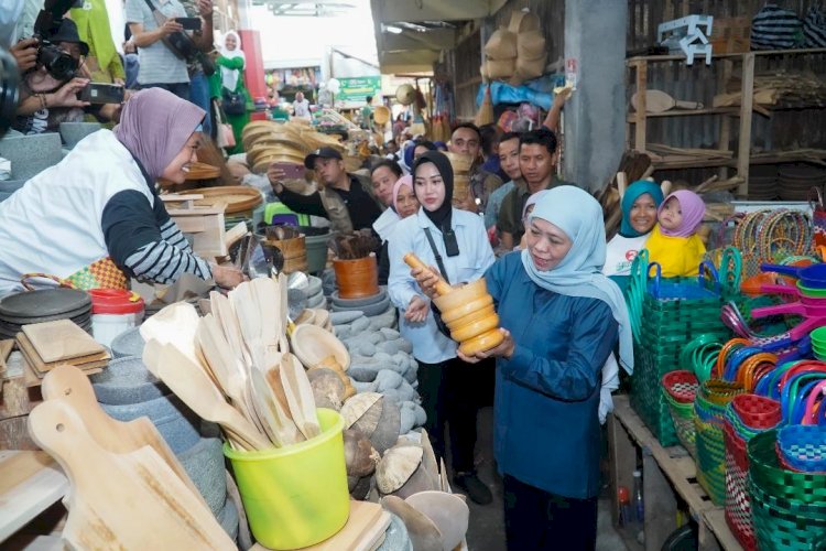 Khofifah Blusukan ke Pasar Sayur Magetan