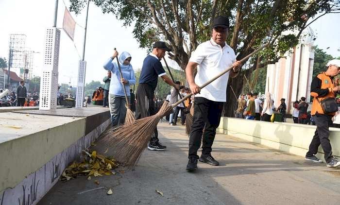 Ingin Menjaga Kebersihan Jadi Budaya Warga, Pjs Bupati Sidoarjo Pimpin Kerja Bhakti Massal