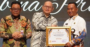 Berhasil Tingkatkan Produktifitas Perusahaan, Pj Bupati Ugas Terima Penghargaan