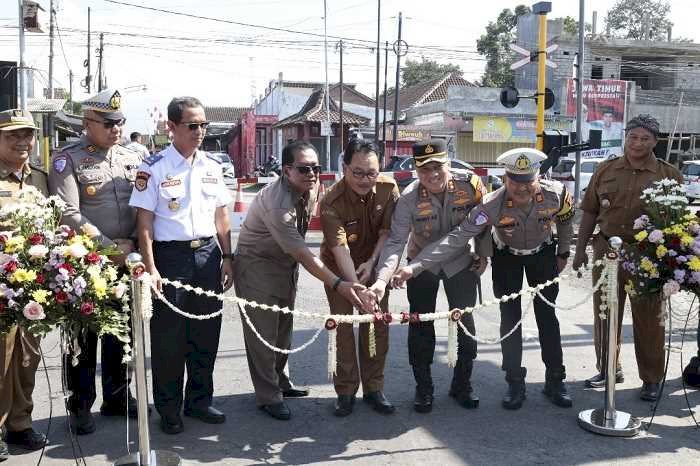 Tingkatkan Keamanan di Perlintasan Kereta Api, Pjs Bupati Blitar Resmikan Palang Pintu dan Pos Jaga