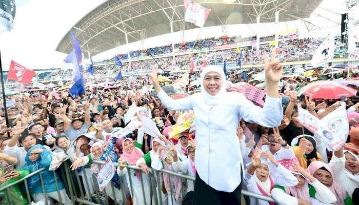 Puluhan Ribu Masyarakat Tumpah Ruah Ikuti Kampanye Akbar Khofifah-Emil di Jember Sport Garden, Tak Beranjak Meski Diguyur Hujan