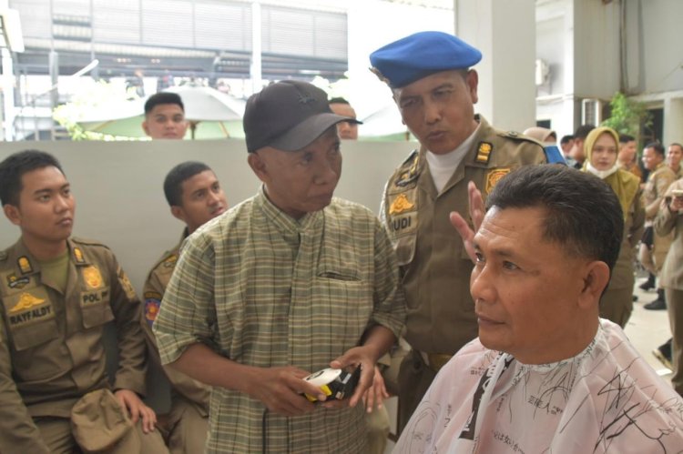 Berdayakan Warga Miskin, Satpol PP Bikin Pangkas Rambut S34