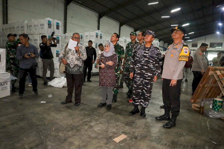 Tinjau Gudang Logistik Pilkada