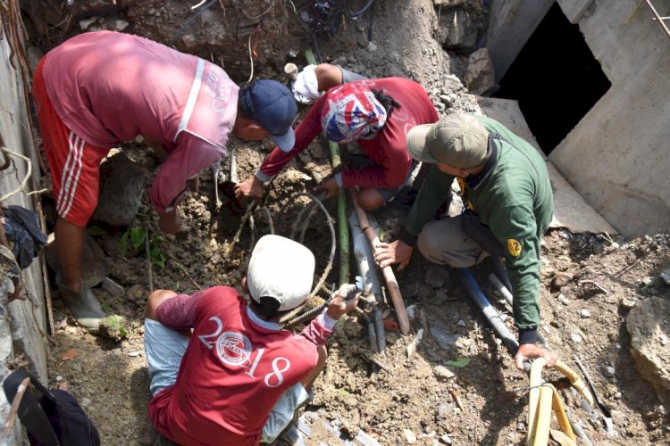 Satpol PP Surabaya Tertibkan Jaringan Kabel Utilitas yang Langgar Aturan