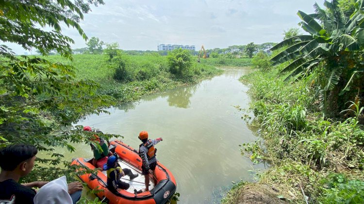 Nyangkut Eceng Gondok, Balita Hanyut di Selokan Babatan Wiyung Ditemukan