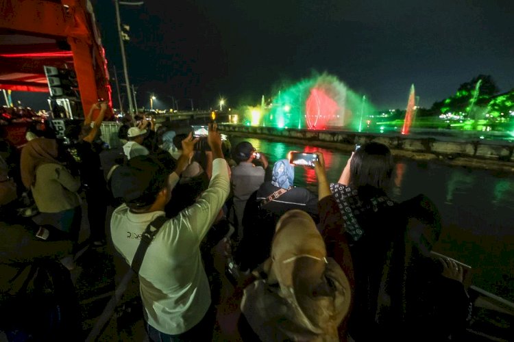 Pesona Laser Air Mancur Jembatan Suroboyo Jadi Atraksi Baru